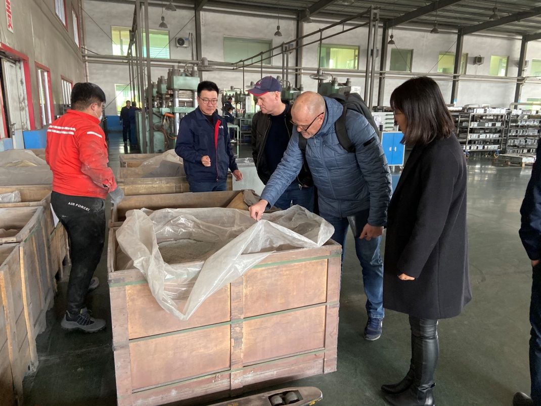 Overseas customers visiting the Laizhou Heng Yu factory floor, 2019
